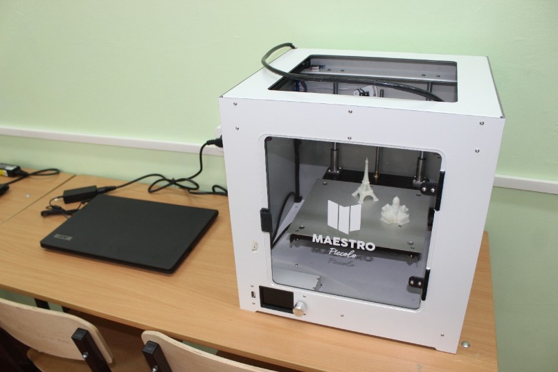 3D-принтер и примеры изделий, которые на нём можно создавать.