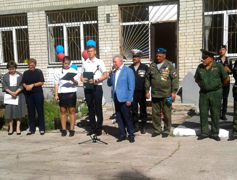 Зампредседателя Думы Виктор Казачков вместе с коллегами из Самарской Губернской Думы участвовал в торжественной линейке на территории кадетской школы №55. 