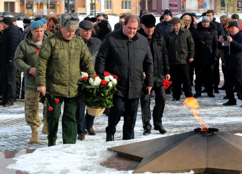 Возложение цветов к Вечному огню ветеранами и первыми лицами города Тольятти.