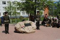 Почетный караул у памятного камня на аллее ветеранов в 20 квартале