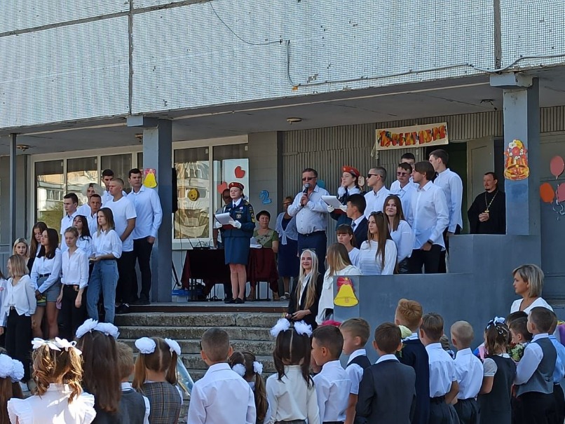 Теплые слова школьникам адресует депутат Владимир Бобров.