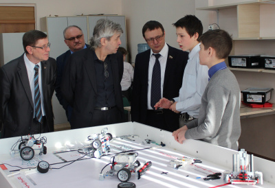 Депутаты ознакомились с работой Центра образовательной робототехники и 3D-моделирования, действующего на базе гимназии № 77