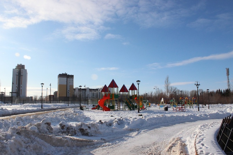 Игровые площадки не завалены снегом, а пространство вокруг них, как раз, позволяет лепить снеговиков и играть в снежки.