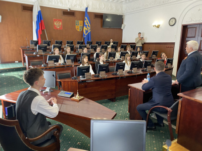 Урок мужества для школьников состоялся в Думе г.о. Тольятти